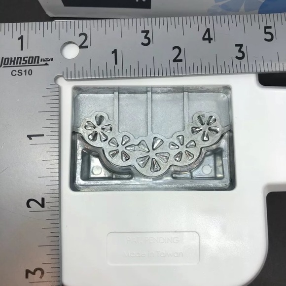 Creative Memories Dazzle Border Punch (Scallop) - Picture 4 of 9